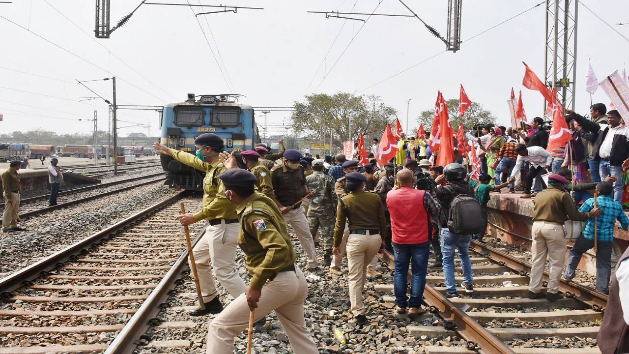 BKU Ekta Ugrahan announced that farm activists will be blocking rail traffic across the state on April 18 for four hours from 12 noon to 4 pm.