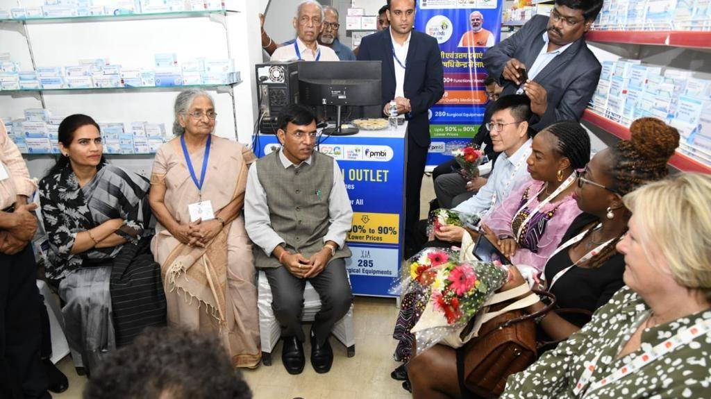 Dr Mansukh Mandaviya Leads G-20 & UNICEF Delegates in a visit to Jan Aushadhi Kendra in Panjim, Goa