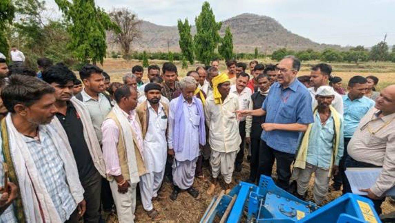 Dr. Abhilaksh Likhi Interacts with Farmers During Visit to Central Farm Machinery Training & Testing Institute in Budni, MP