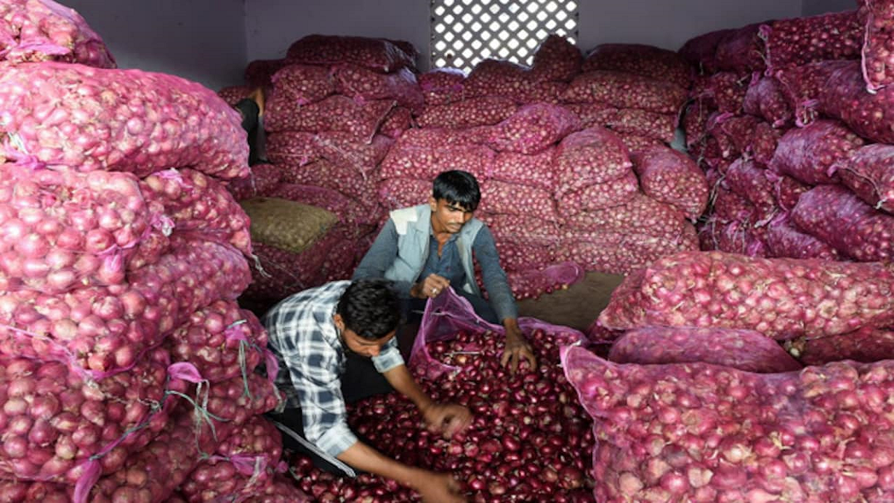 Onion farmers face financial loss as price of onion drops by Rs. 3-4Kg