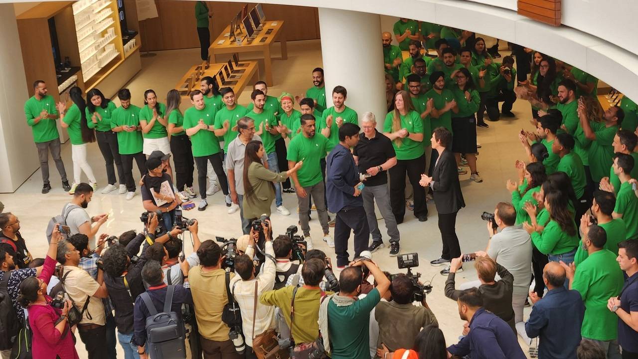 Apple CEO Tim Cook after inaugrating the Apple Store in Saket met fans and tech enthusiasts. Image Courtesy (Twitter: Sulabh Puri)