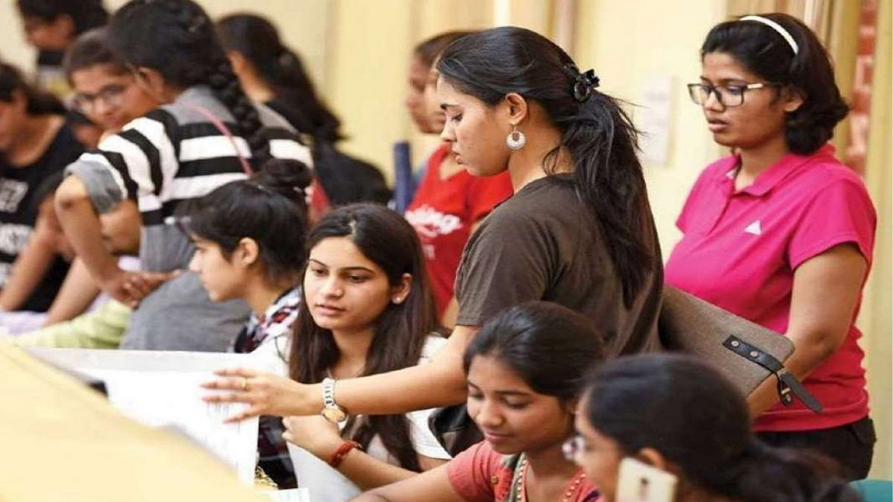 Candidates checking their JEE MAINS SESSION 2 exams results