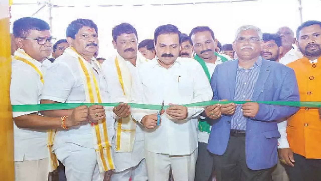 Agriculture Minister Kakani Govardhan Reddy inaugurating the newly-constructed academic block at Dr YSR Horticulture University in Annamayya district on Friday.