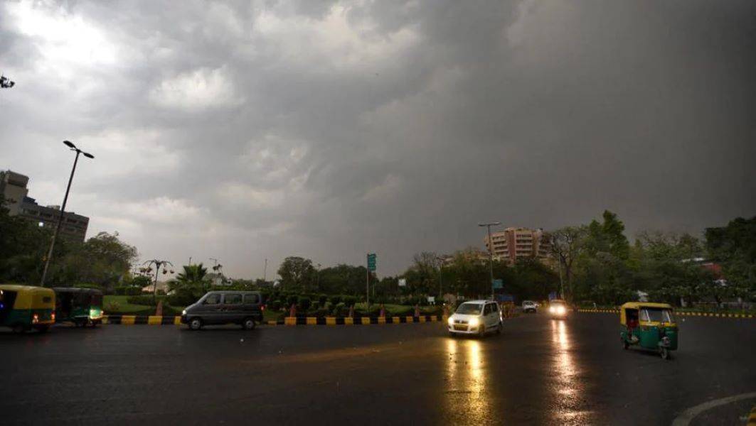 Rain, Cold & Foggy Conditions in Delhi; Thunderstorms to Hit This Weekend