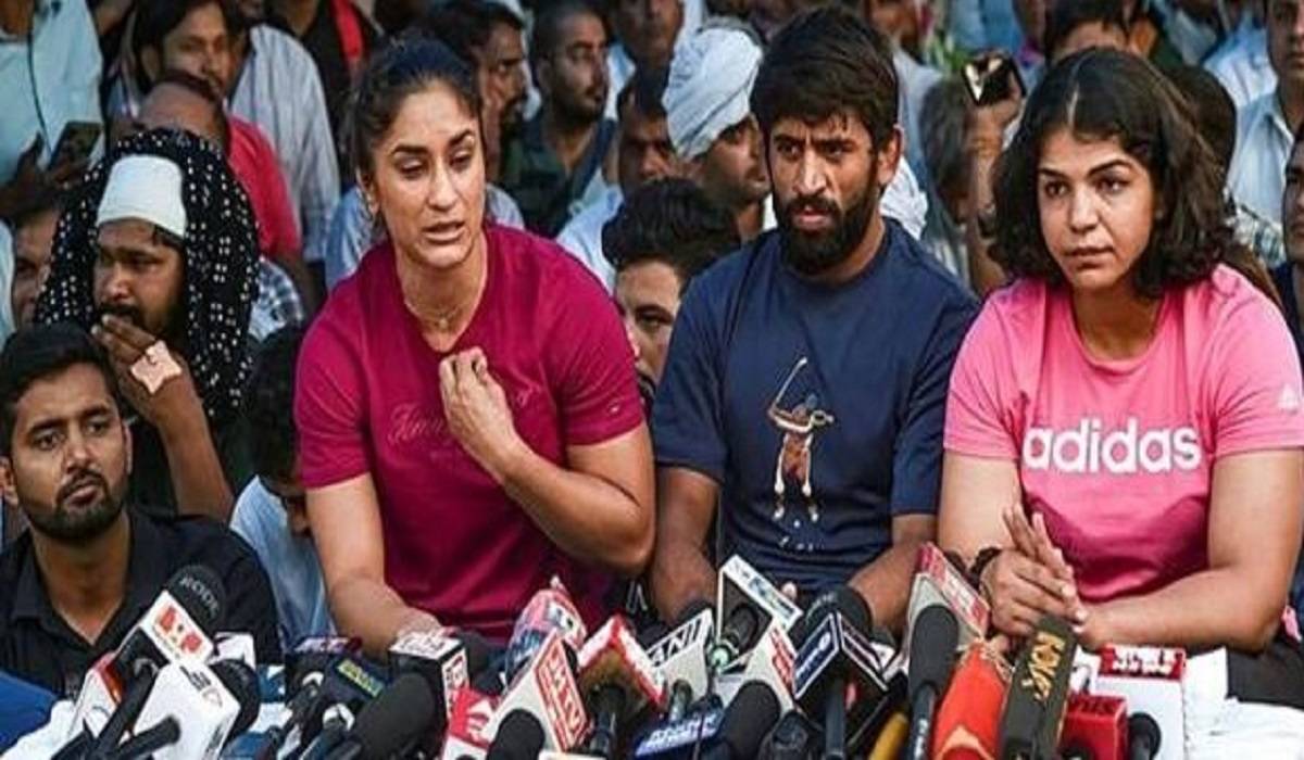 A large number of farmers, labourers, athletes, retired employees, and members of other public organisations condemned the Delhi police's "misbehaviour" with women players