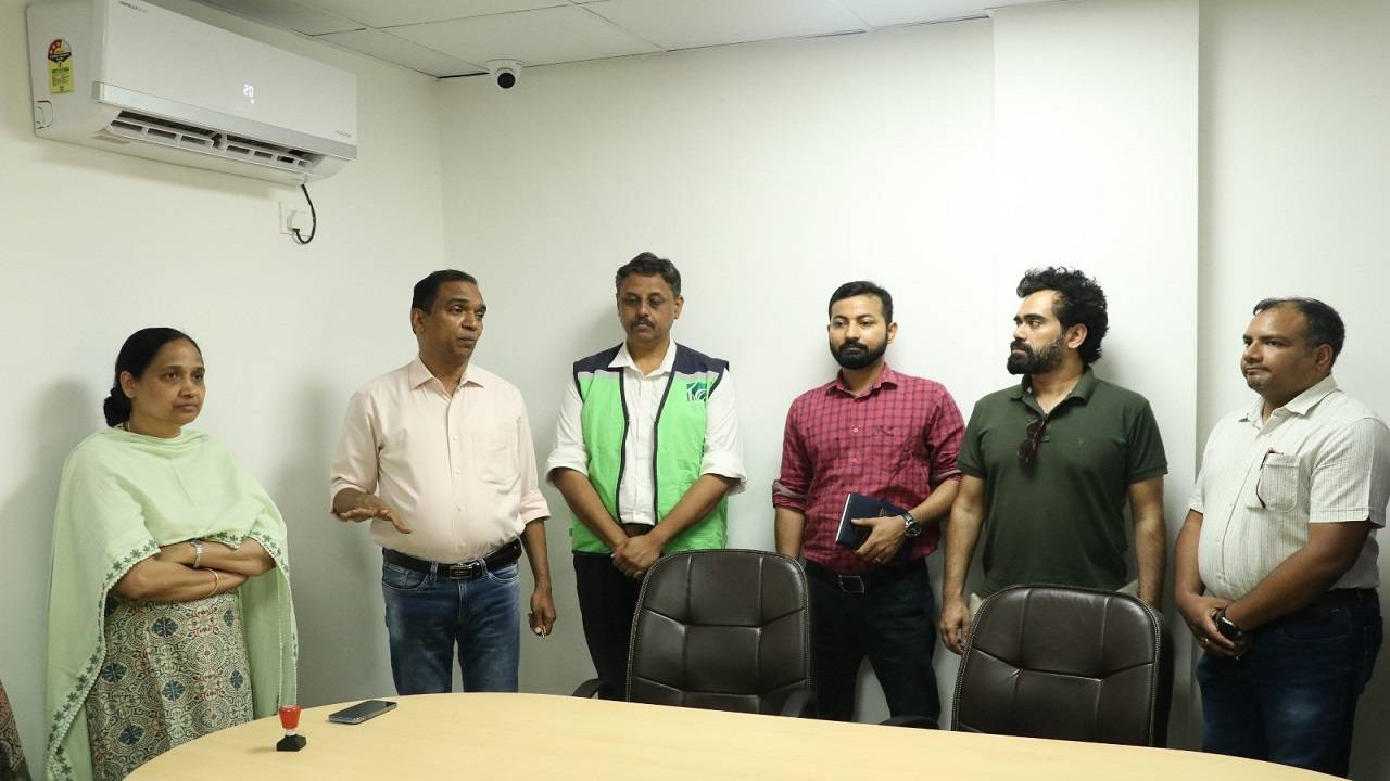 The Founder & CEO of Living Greens Organics Pvt Ltd, Prateek Tiwari, signed a Memorandum of Understanding with the Founder & Editor-in-Chief, Krishi Jagran, MC Dominic. (Photo Courtesy: Krishi Jagran)