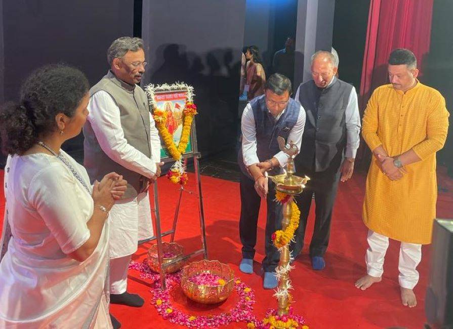 Lamp Lighting Ceremony in the presence of Rajneesh Kumar, SVP & Chief Corporate Affairs Officer, Flipkart Group, Madhubala Saboo, Co-founder Simplydesi, Dinanath Thakur, National President, Sahakar Bharti