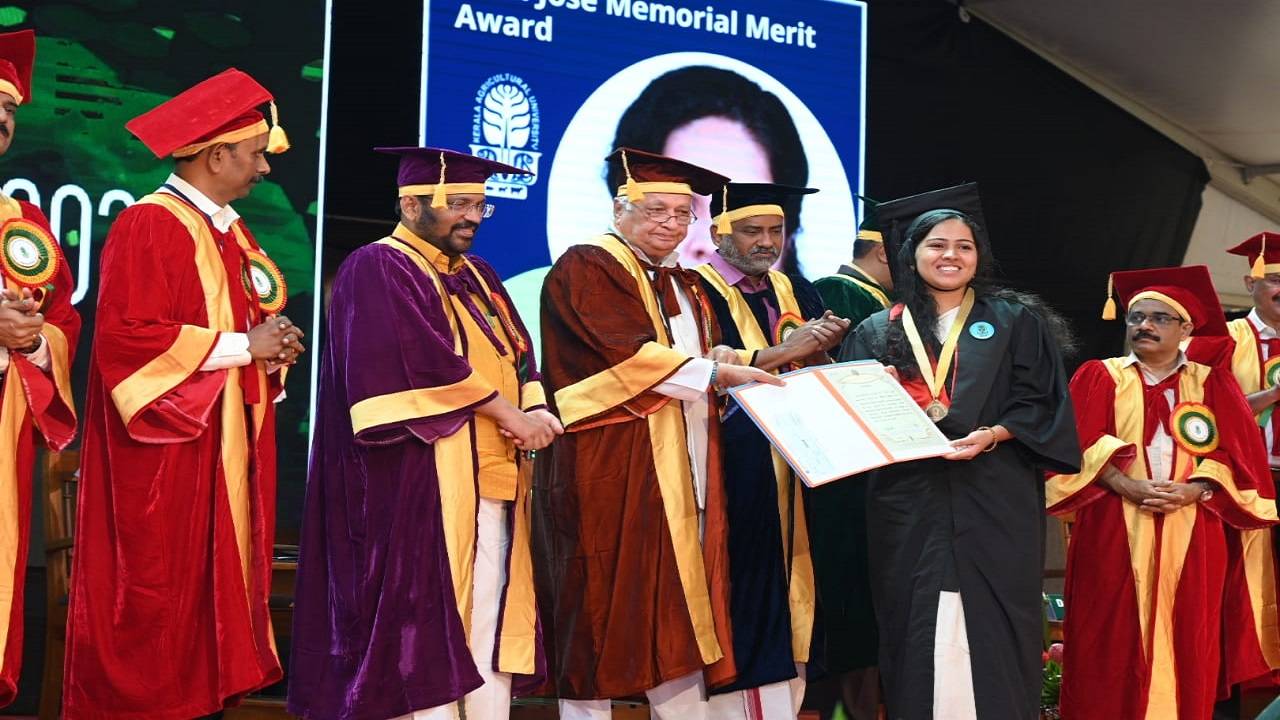 Governor Arif Mohammed Khan distributing degrees to students at the convocation ceremony of Kerala Agricultural University at Vellanikkara on Saturday. (Image Courtesy- Twitter/Governor Arif Mohammed Khan)