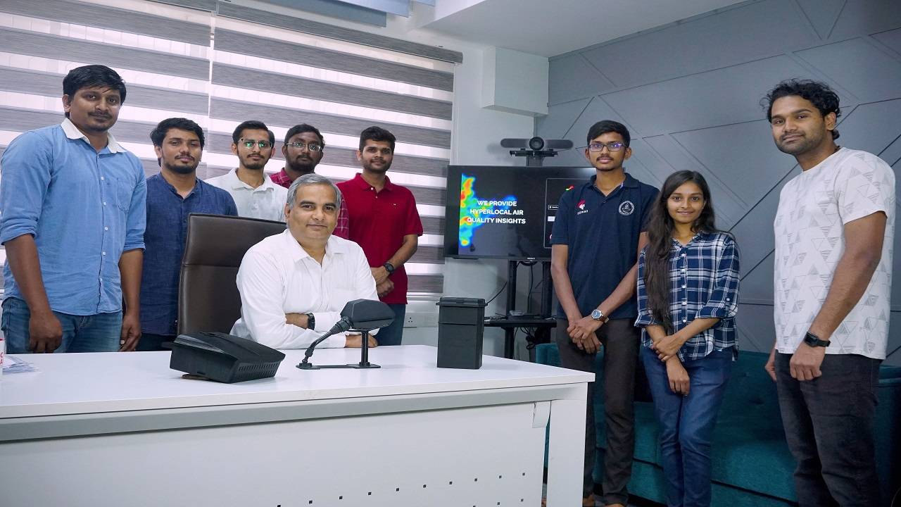 Prof. Raghunathan Rengaswamy, Dept of Chemical Engineering, IIT Madras, with Project Kaatru Team that developed mobile pollution monitoring.