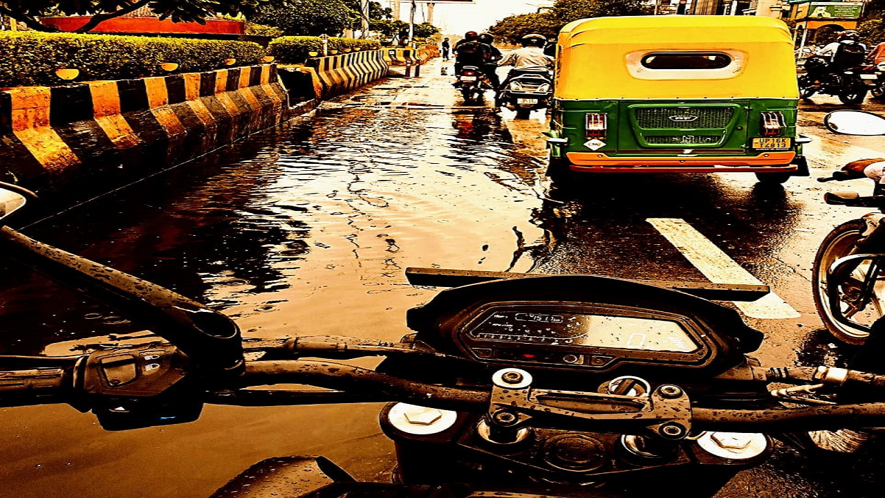 Rain hit Delhi-NCR; Traffic hit Photo Courtesy: VivekSingh/KrishiJagran)