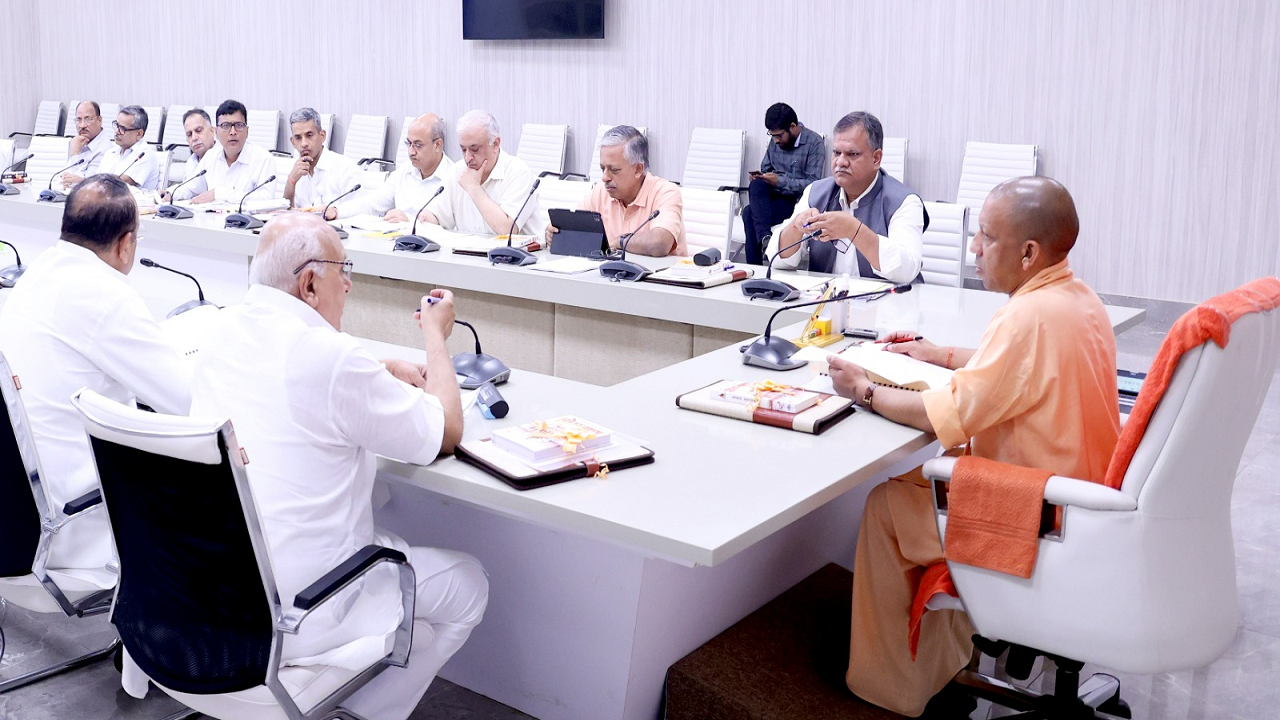 Yogi Adityanath in a meeting (Photo Courtesy: @CMOfficeUP/Twitter)