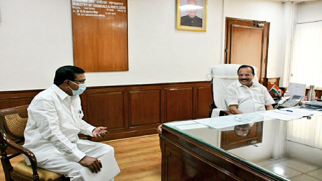 Agriculture Minister of Telangana Sri Singireddy Niranjan Reddy meets Shri Gowda (Photo Courtesy: pib.gov.in)