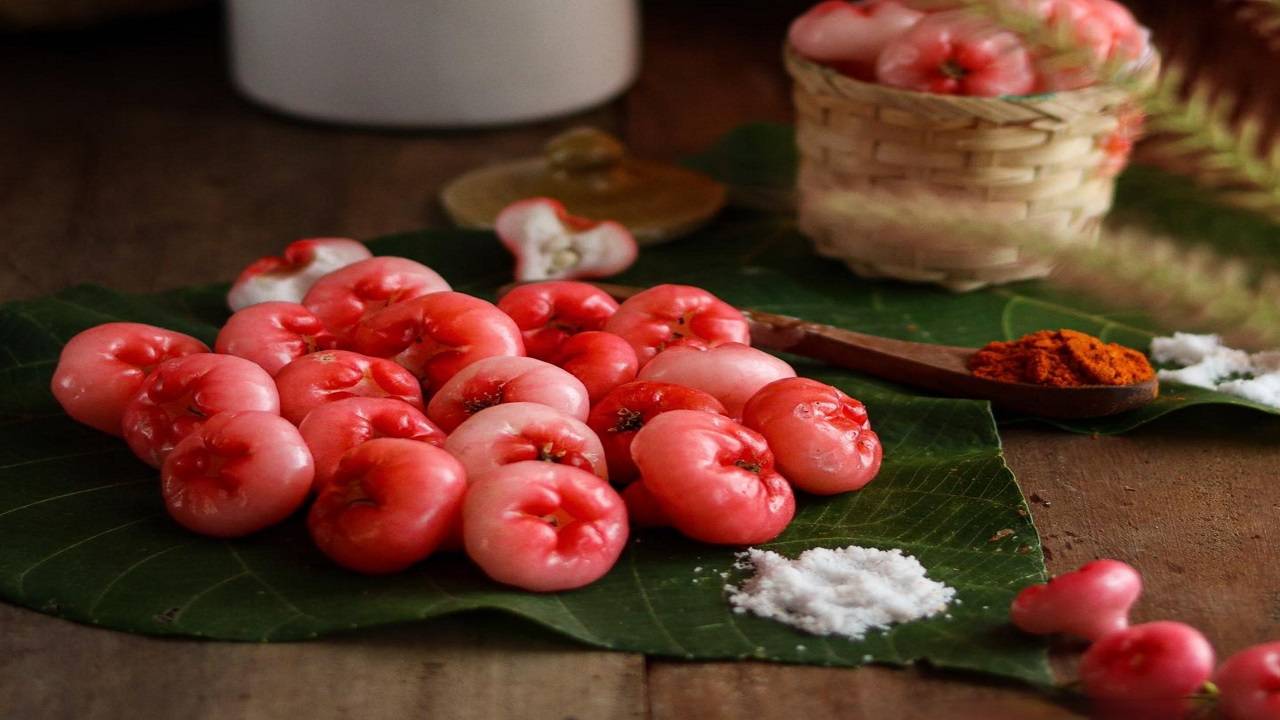 Rose Apple is an egg-shaped tropical fruit that's pale yellow with a touch of pink when ripe. (Image Courtesy- Pexels)