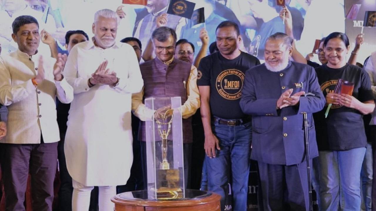 Parshottam Rupala, Minister of Animal Husbandry and Dairying, unveiling the MFOI 2023 trophy