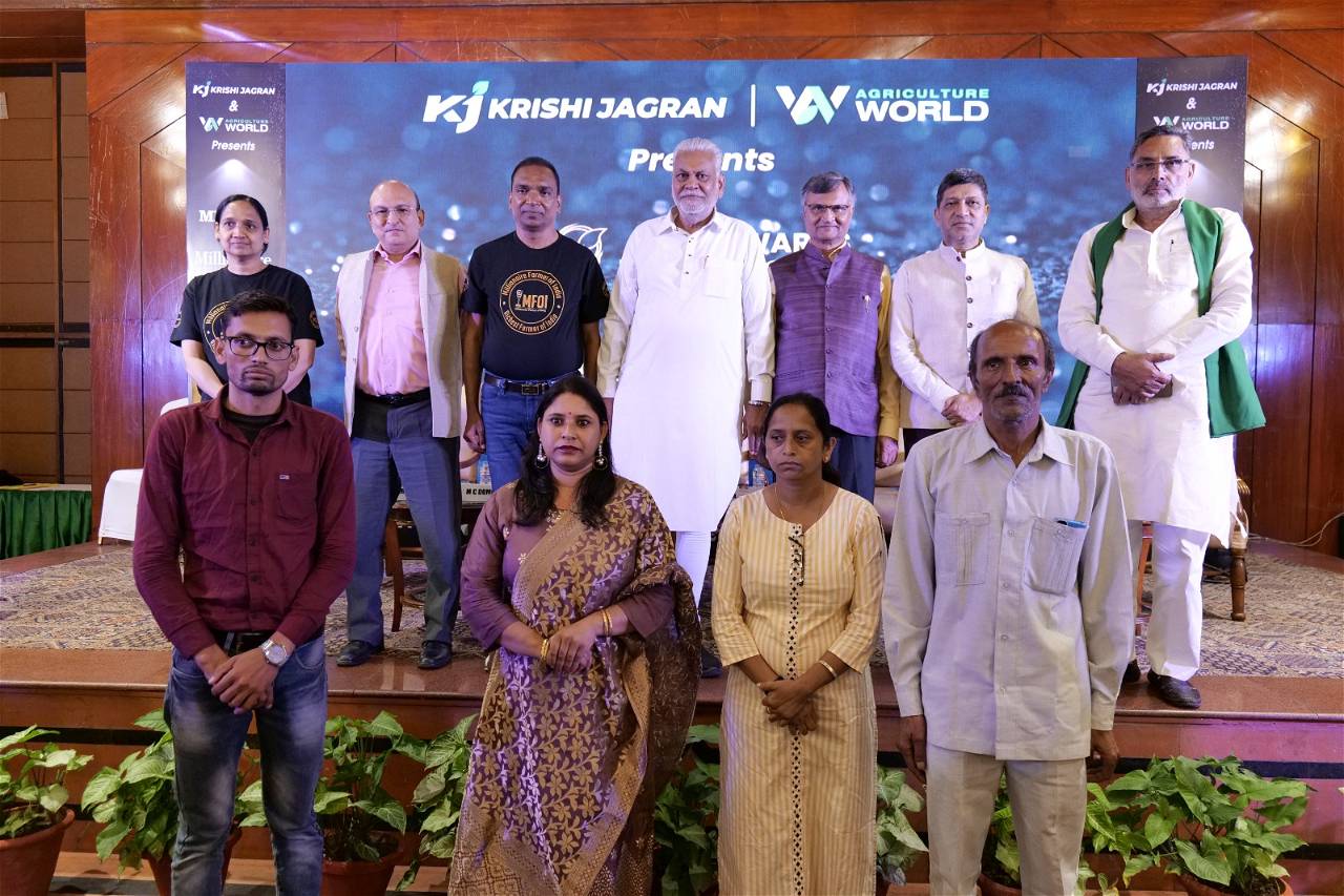 Union Minister Parshottam Rupala along with Krishi Jagran's Founder MC Dominic with farmers who report under 'Farmer-the Journalist' programme.