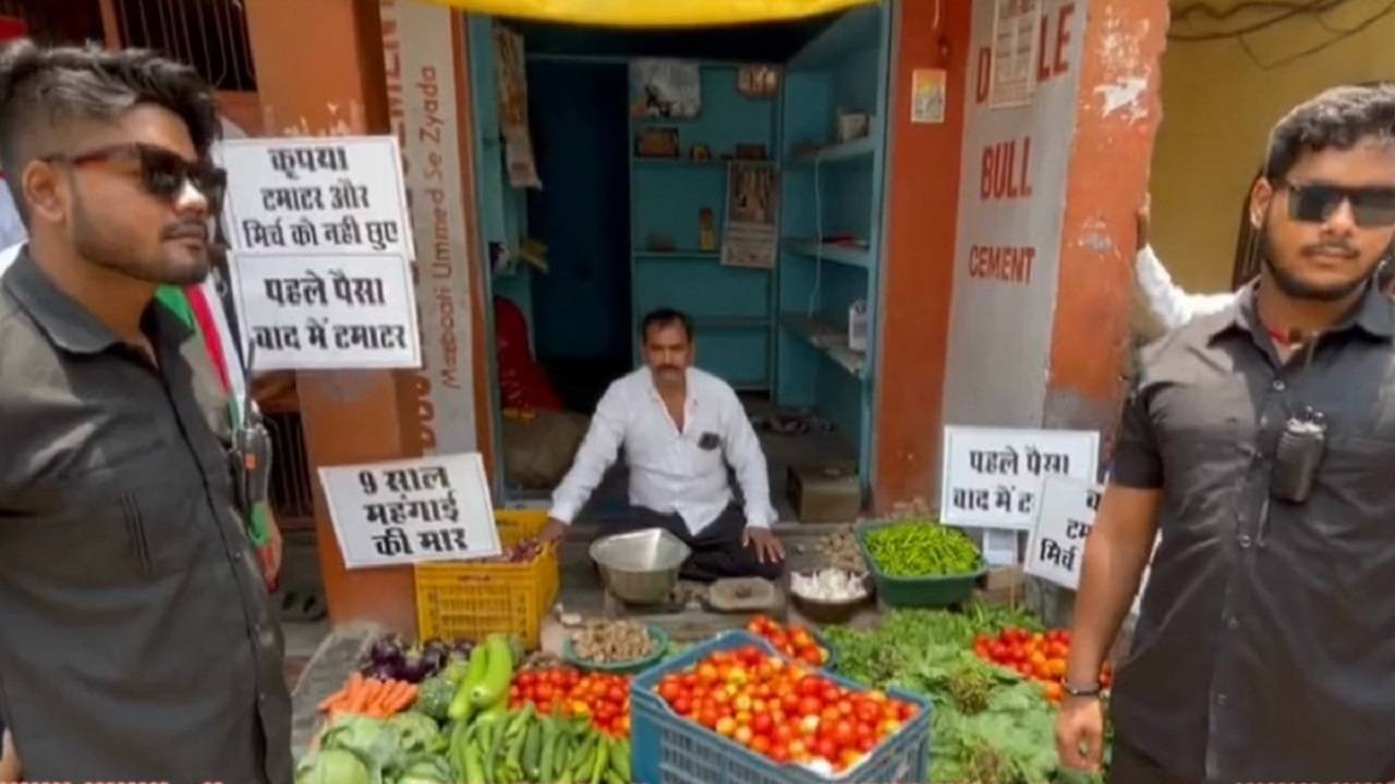 Vegetable Seller in Varanasi Hires Bouncers to Guard Tomatoes to Avoid Looting. (Image Courtesy- @Vishnu_talkzz/Twitter)
