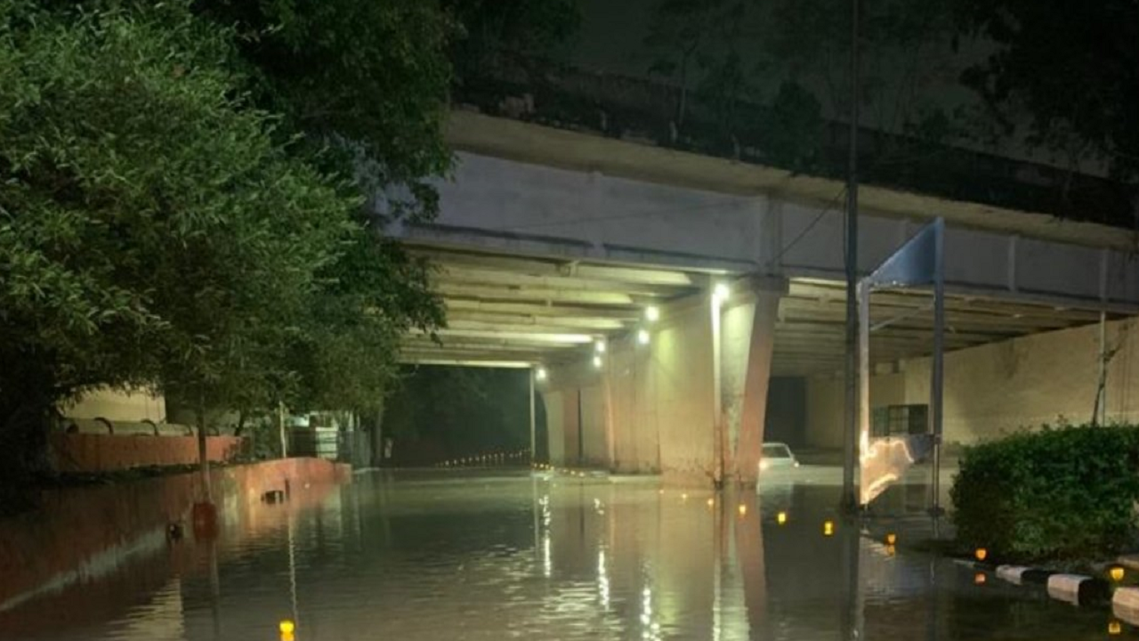 The main road connecting Delhi Secretariat in IP Estate with Ring Road flooded (Photo Courtesy: @AlokKNMishra/Twitter)