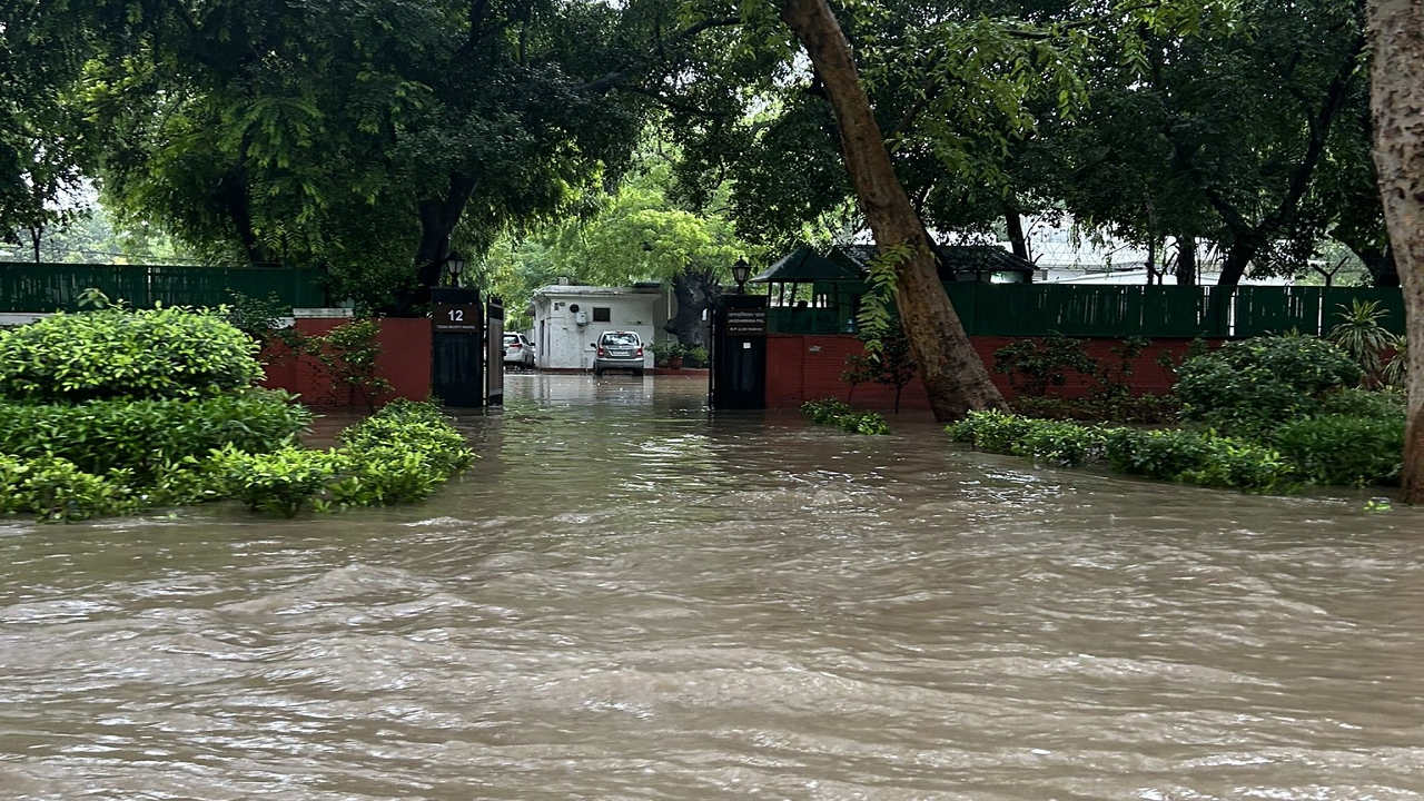 Waterlogged in Delhi (Photo Courtesy: @nonawalia/Twitter)