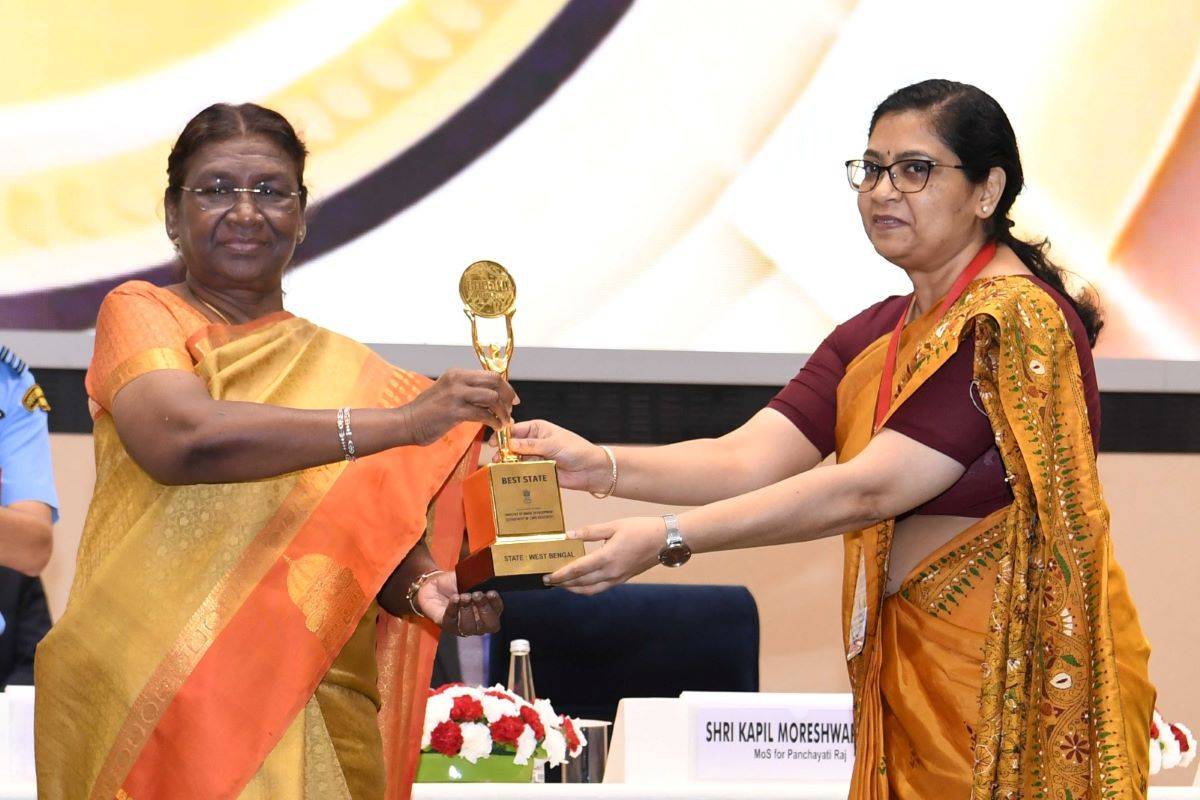 President Murmu Presents ‘Bhoomi Samman’ Award to 9 State Secretaries, 68 District Collectors (Photo Source: President of India twitter)