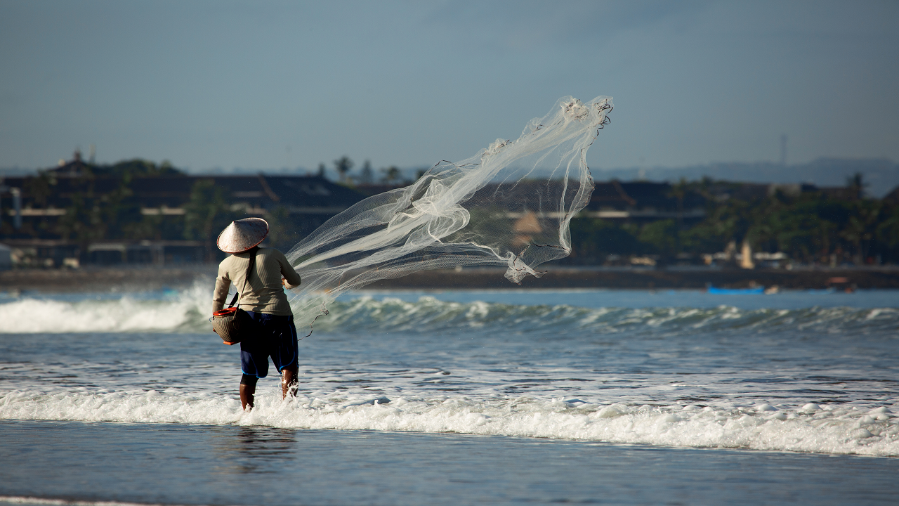 Man fishing with net (Photo Courtesy: Freepik)