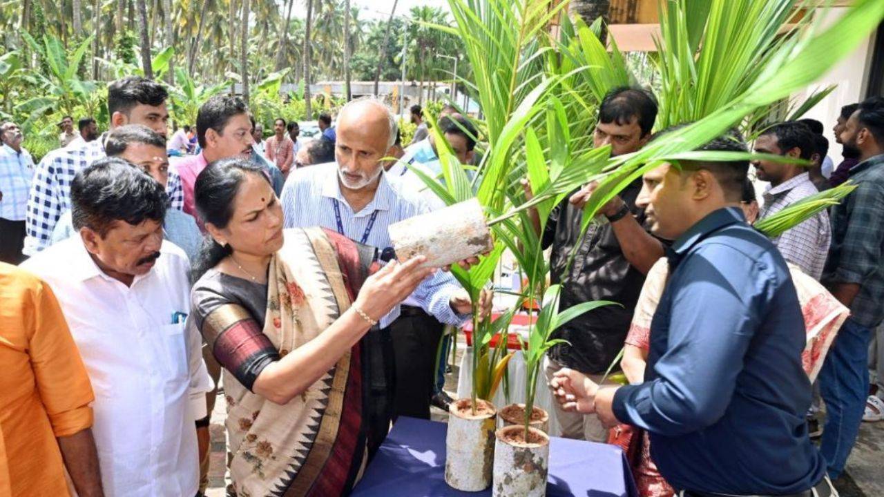 Minister honored ten coconut entrepreneurs at the event. (Image Courtesy: Twitter/@ShobhaBJP)