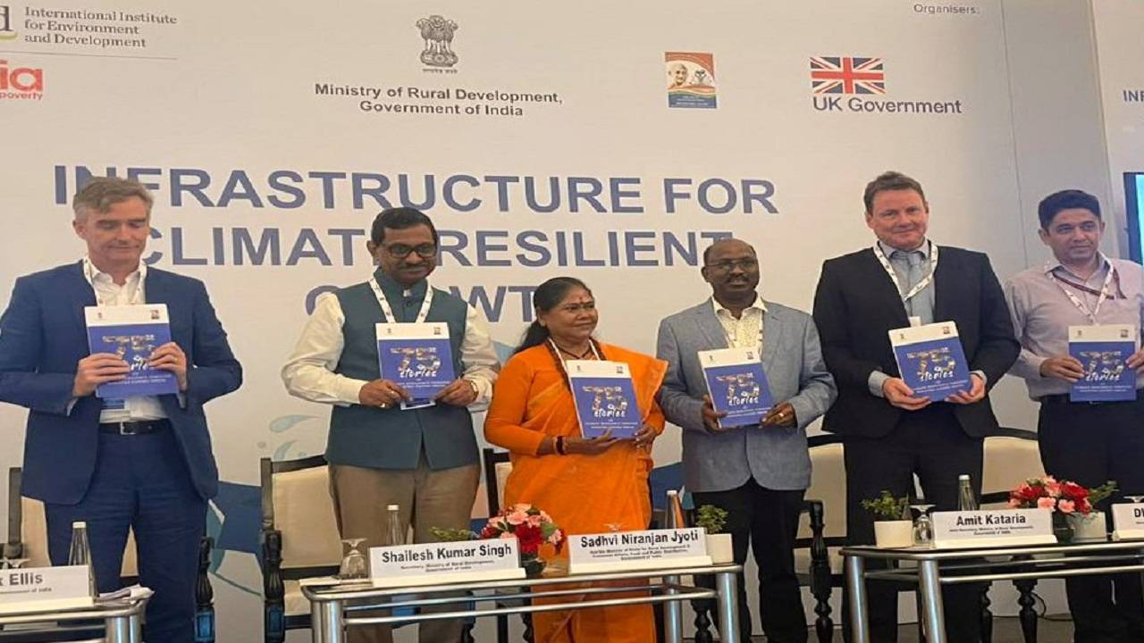 Sadhvi Niranjan Jyoti, along with all notable guests jointly unveiled a book showcasing 75 success stories of climate resilience.