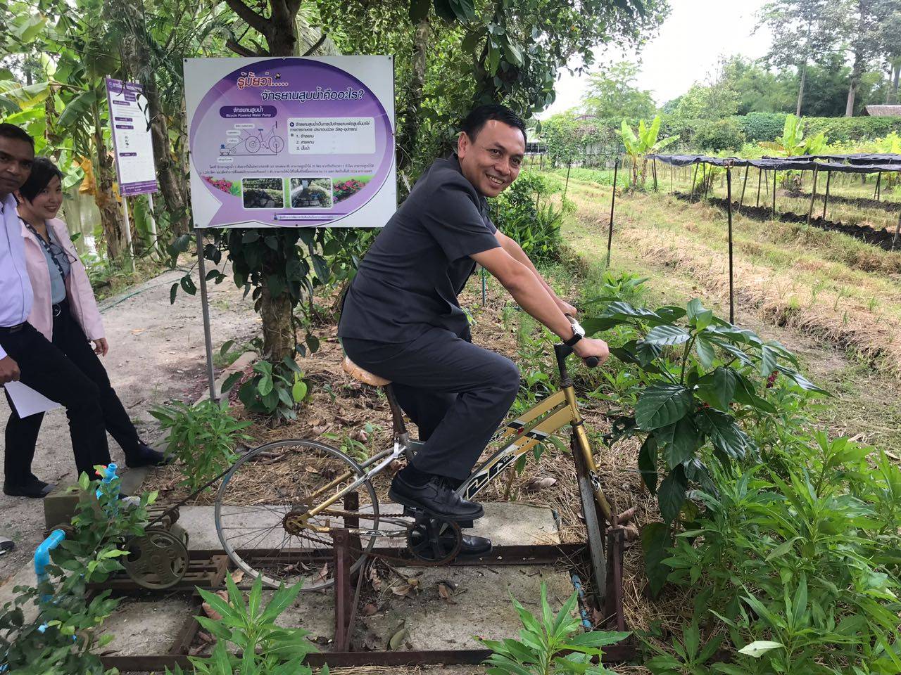 Demonstrating a irrigation cycle, Anuwat Pothinam, Director of the Khao Hin Sorn Royal Development Study Centre