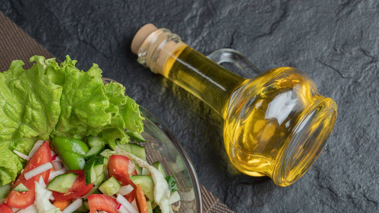 A sharp drop in domestic and global prices in August boosted demand for edible oil, leading to an increase in imports. (Image Courtesy- Freepik)