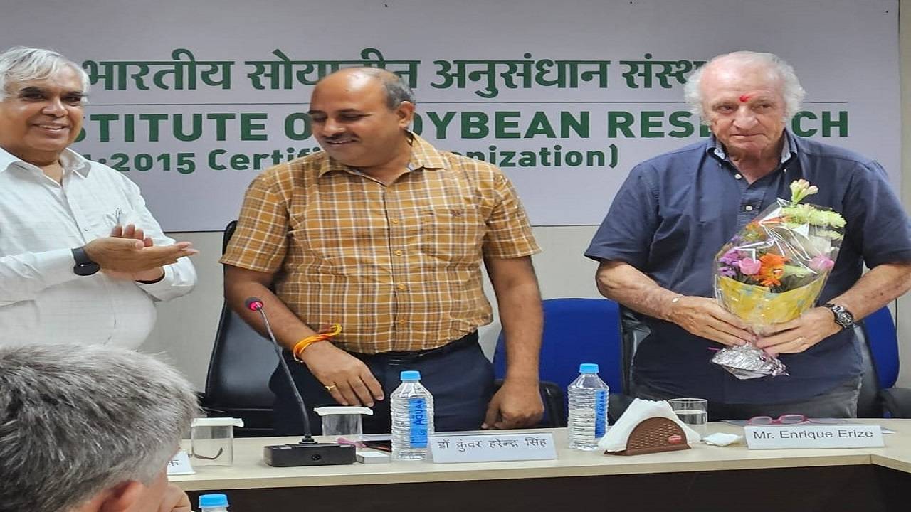 Enrique Aries was felicitated at the ICAR Institute of Soybean Research.