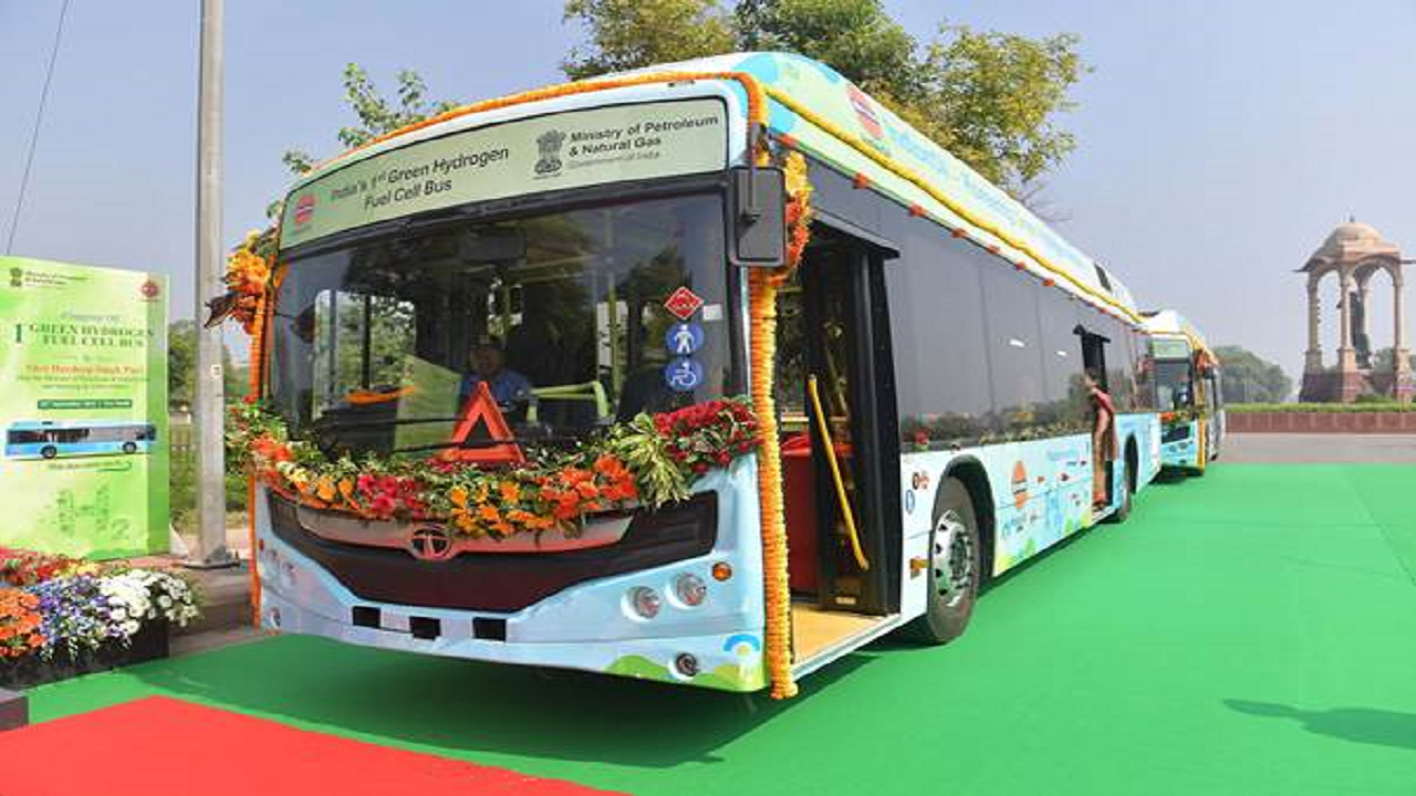 Union Minister Hardeep Singh Puri launched the first Green Hydrogen Fuel Cell Bus (Photo Courtesy: pib.gov.in)