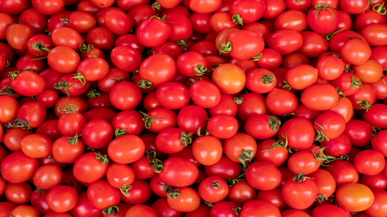 Tomatoes at the market (Image courtesy: Freepik)