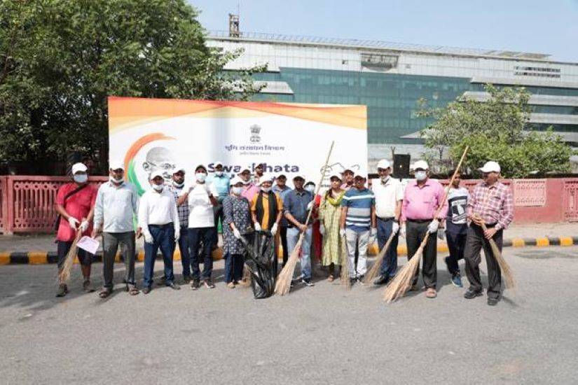Department of Land Resources organizes 'Shramadan-Suchhata Hi Seva' program at Shivaji Stadium, New Delhi (Photo Source: PIB)