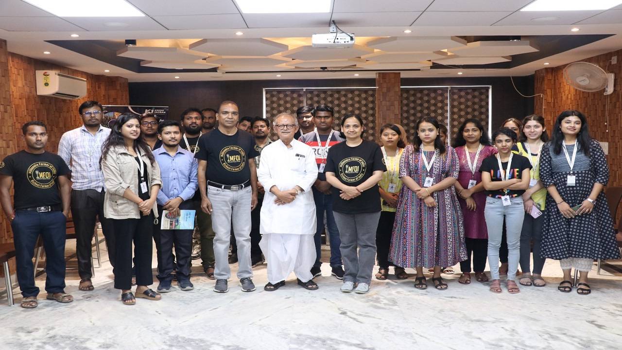 Biplab Roy Chowdhury, Minister of State for Fisheries of West Bengal (in the centre) with Krishi Jagran Founder and CEO, MC Dominic & Managing Director Shiny Dominic and Krishi Jagran's team.