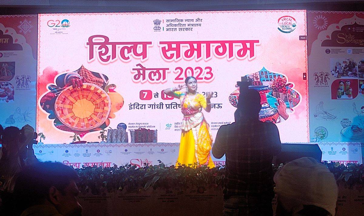 A live cultural exhibition enthralls the audience at the Shilap Samagam Mela 2023 in Indira Gandhi Pratishthan, Lucknow (Photo Courtesy: Krishi Jagran)