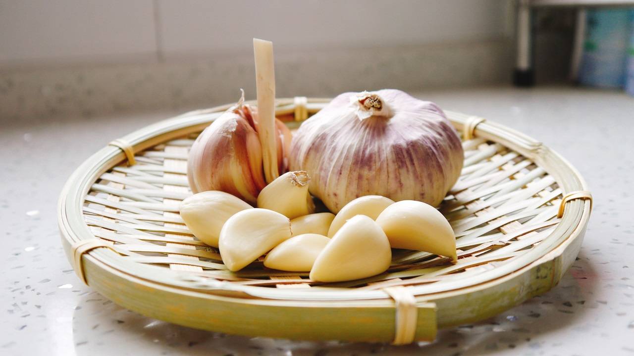 One of the easiest ways to incorporate garlic into your daily diet is by adding it to your regular meals. (Photo Courtesy- Unsplash)