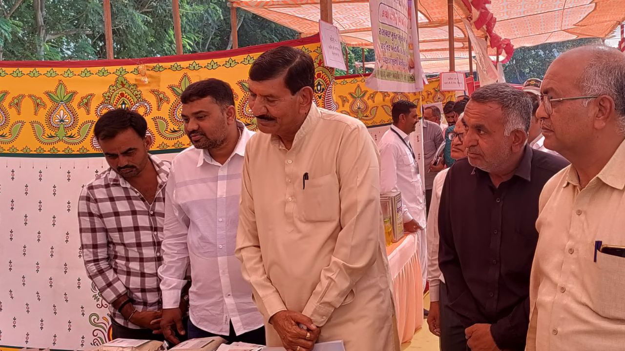 MP Mohan Kundariya attends a farmers' meet held at the Agricultural Produce Market Committee (APMC) in Bedi, Rajkot