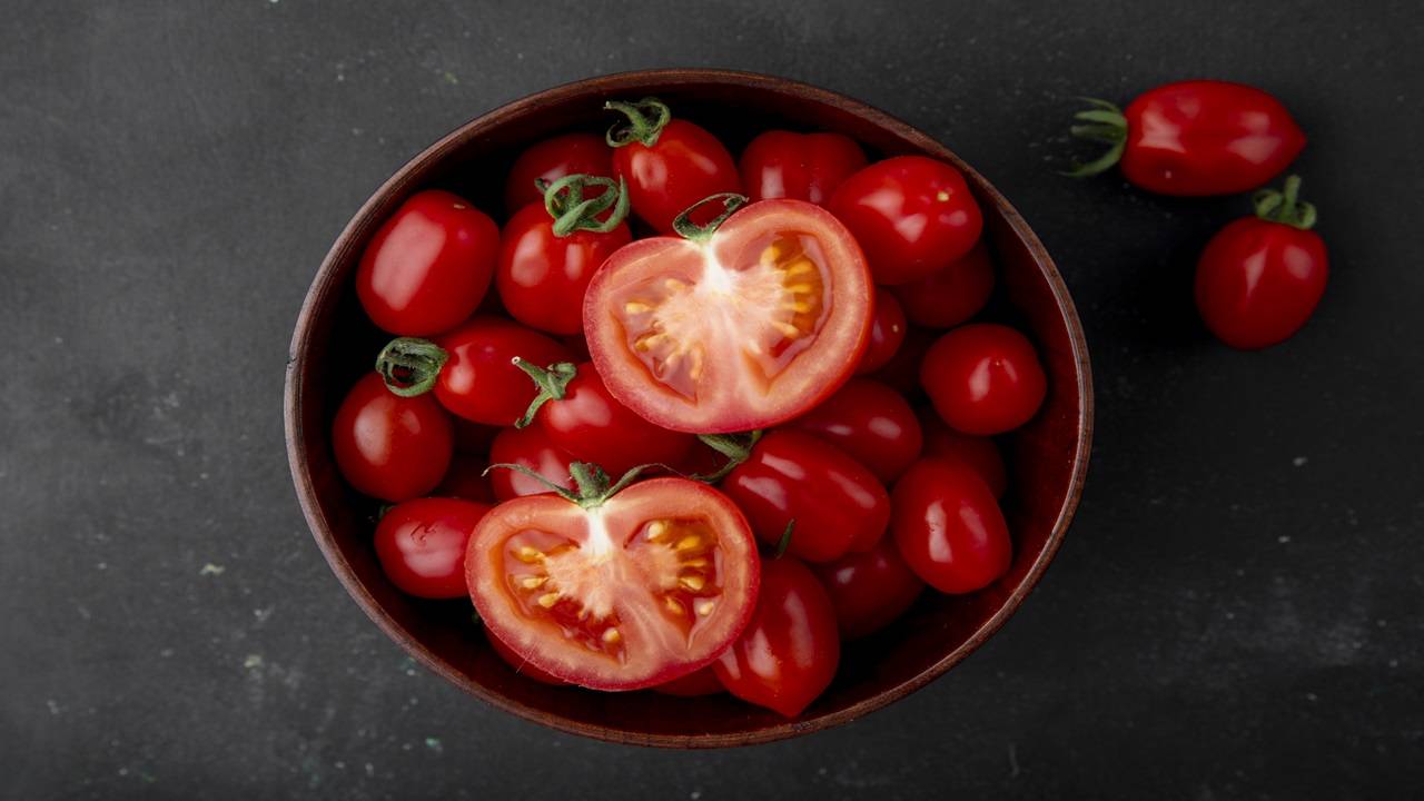 Tomatoes are a common ingredient in kitchens all over the world because of their intense colour and flavour. (Photo: Freepik)