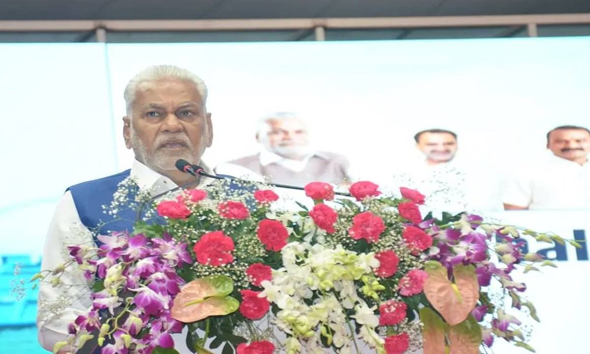 Rupala noted Andhra Pradesh's position as a major egg producer with a share of 20.1%, followed by other states. (Photo: Twitter/Parshottam Rupala)