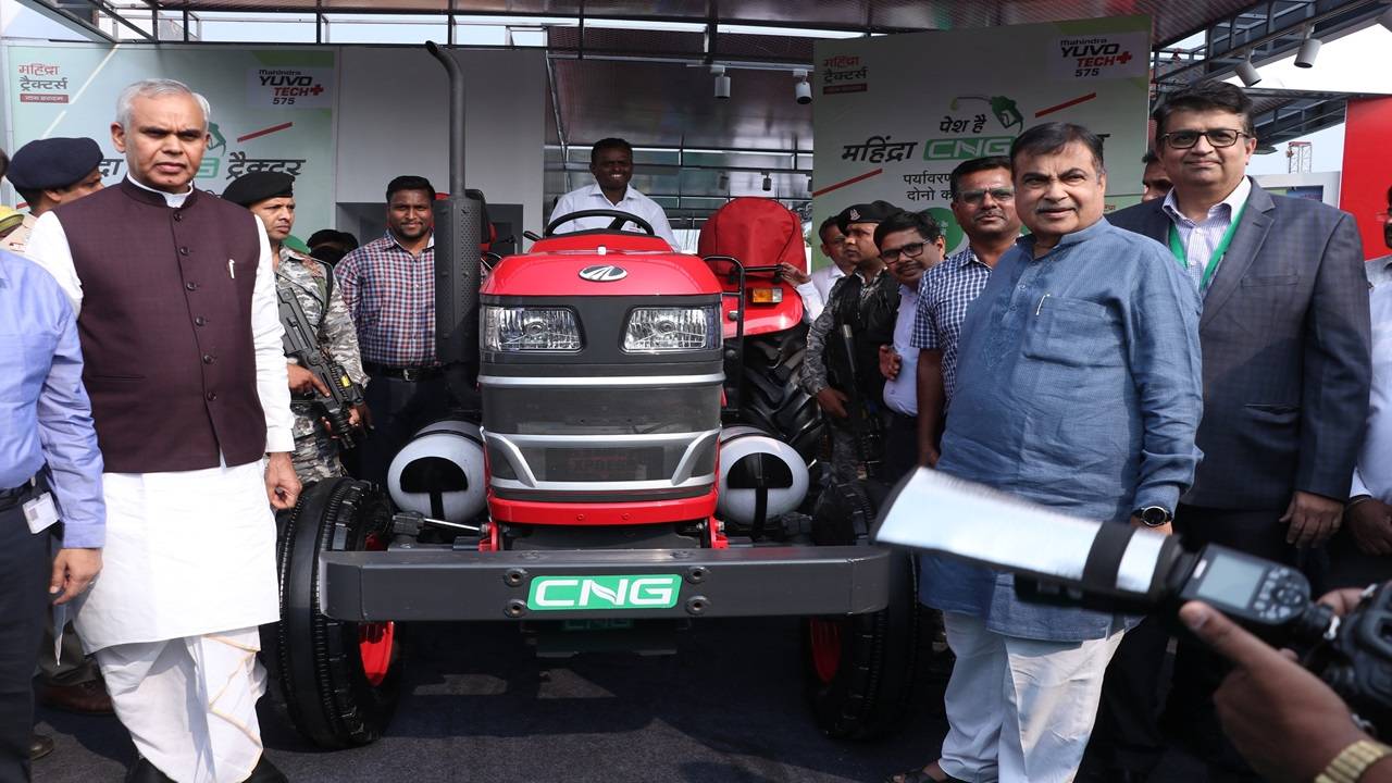 Honorable Union Minister for Road Transport & Highways, Government of India, Shri Nitin Gadkari, Honorable Governor of Gujarat,  Shri Acharya Devvrat unveiling Mahindra Tractors’ first CNG mono-fuel tractor at Agrovision summit in Nagpur.