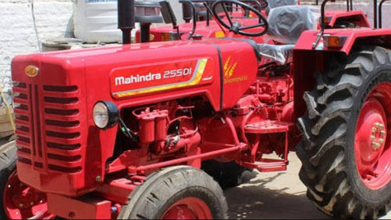 This tractor of Mahindra is gaining special popularity among farmers because of its low price and multiple uses in farming.