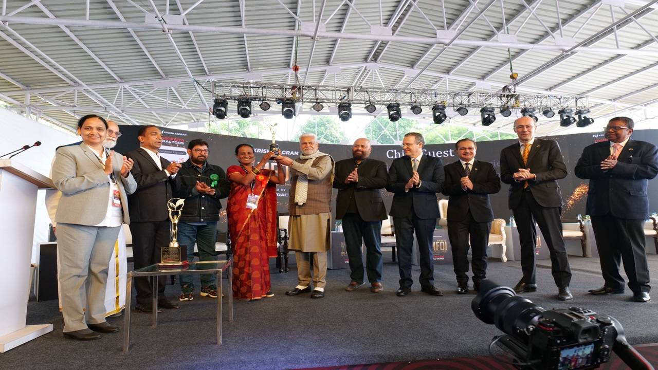 Rathnamma Gundamanttha won the Richest Farmer of India Award and was felicitated by Parshottam Rupala.