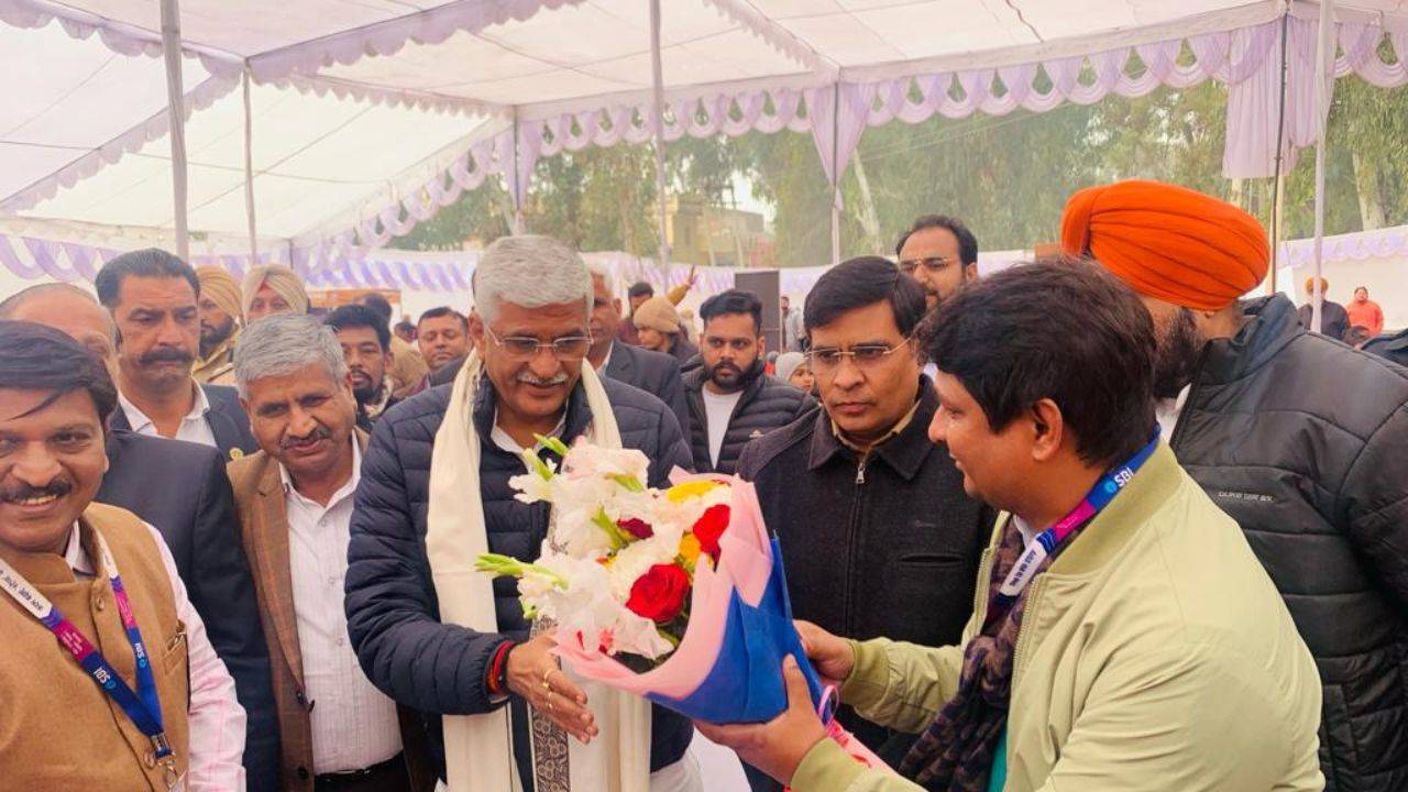 Minister Shekhawat in Bathinda, as part of the Centre's Viksit Bharat Sankalp Yatra (Image Courtesy: @gssjodhpur/twitter)