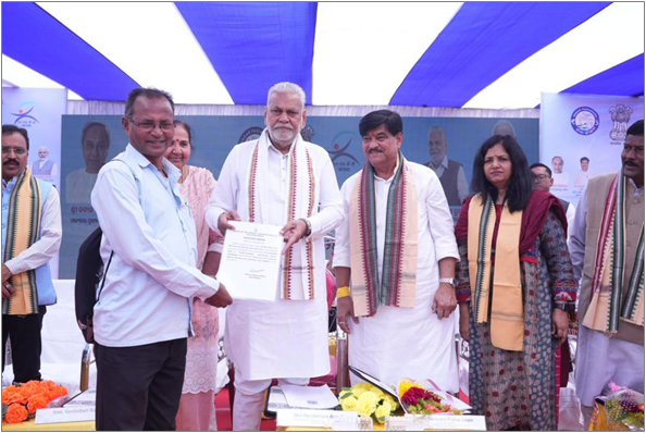 Sagar Parikrama Yatra Phase XI: Union Minister Parshottam Rupala Engages with Fishing Community at Paradip Fishing Harbour (Photo Source: PIB)