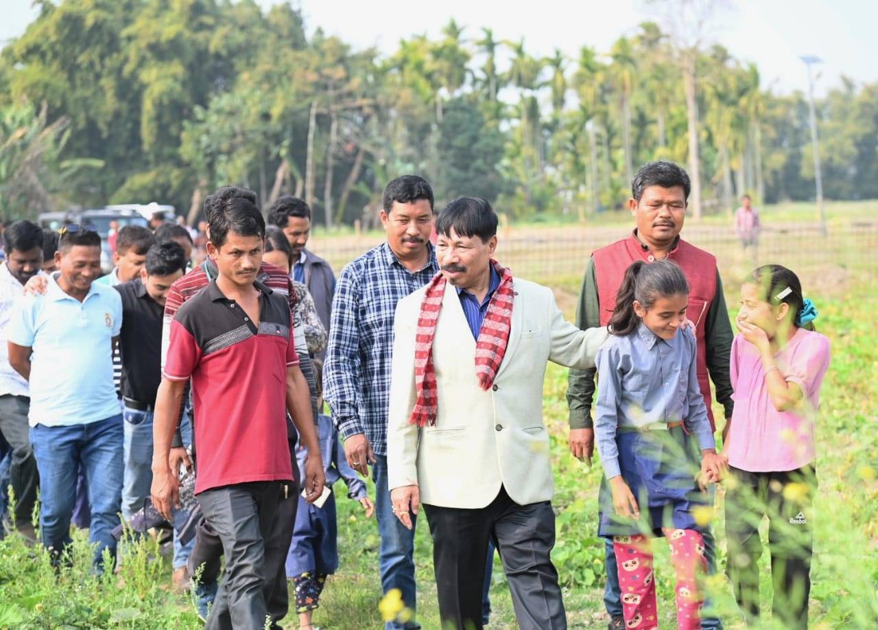 Agriculture Minister Atul Bora Praises Success of 1000 Young Farmers' Pumpkin Cultivation (Photo Source: @ATULBORA2/X)