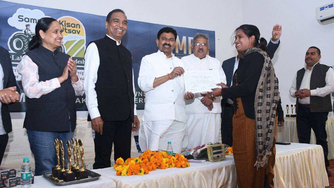 (L-R) Shiny Dominic, MD, Krishi Jagran; MC Dominic, Founder & Editor-in-Chief, Krishi Jagran; Ajay Kumar Mishra, Union Minister of State for Home Affairs, felicitating progressive farmer