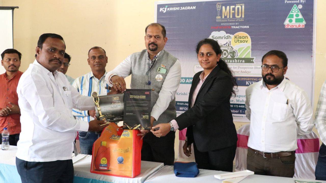 Ghanshyam Ingale, Subject Matter Expert from Dhanuka Agritech Ltd., honors millionaire farmer at 'MFOI Samridh Kisan Utsav' in KVK-Mohol, Solapur