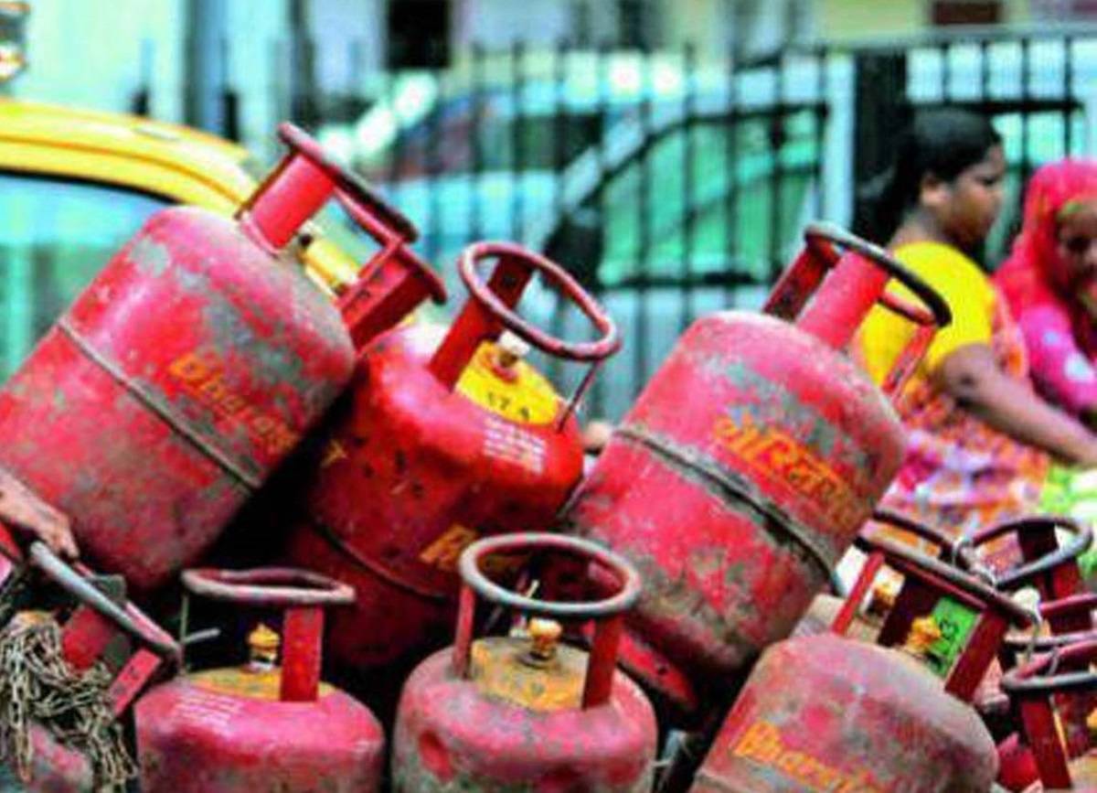 Government Announces Rs. 100 Reduction in LPG Cylinder Prices on Women's Day