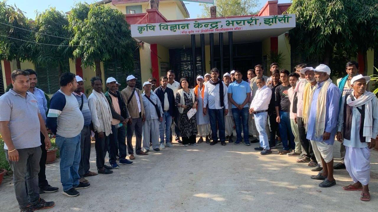 Farmers at KVK, Bharari, Jhansi, as part of the 'MFOI, VVIF Kisan Bharat Yatra'