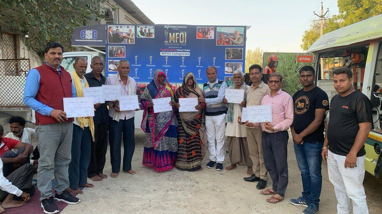 Farmers presented with certificates with appreciation