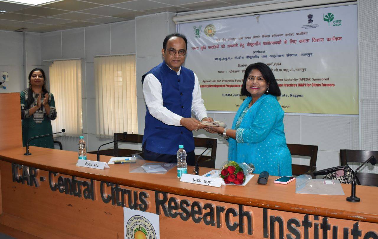 Dr. Dilip Ghosh, Director, ICAR-CCRI, Nagpur welcoming Poonam Kapoor, Regional Head (APEDA), Bhopal